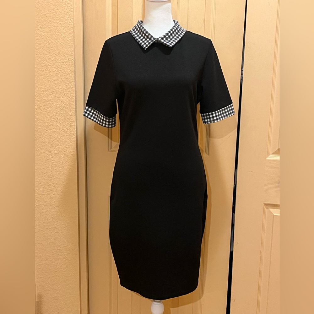 Little black dress w/ white check collar & short sleeves. Pencil silhouette. 10 - Picture 3 of 11